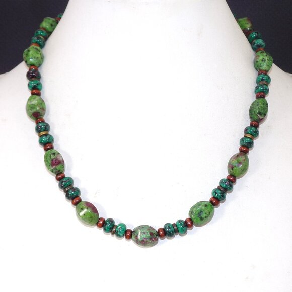 Green agate stone bead necklace with brown wood beads and small metal beads - Picture 15 of 15